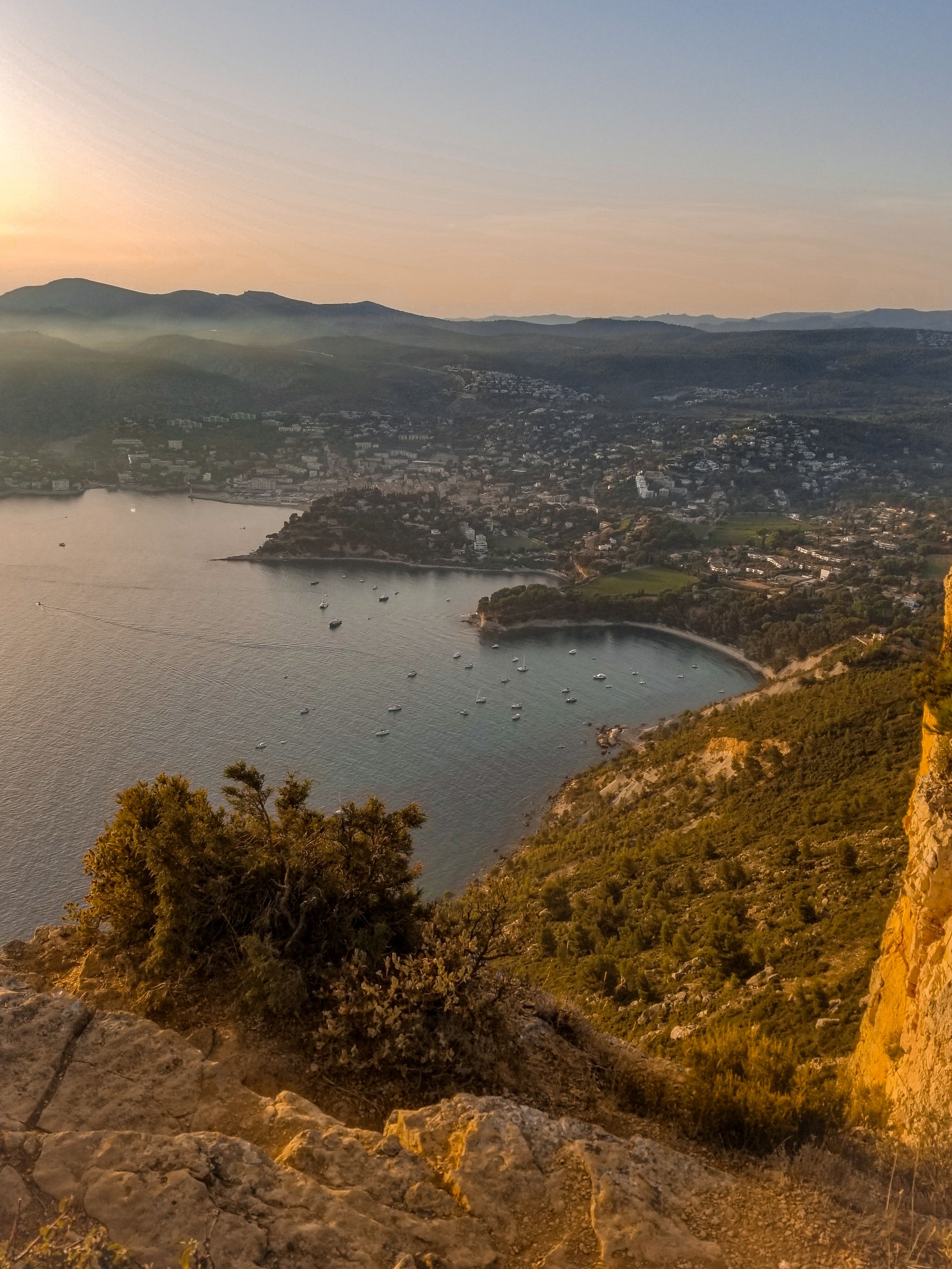 Cassis et le cap Canaille au coucher du soleil