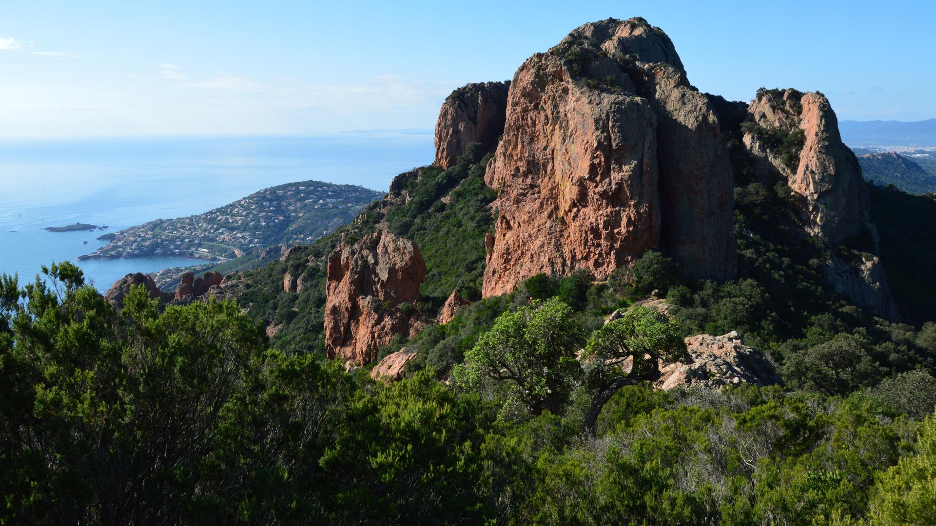 Falaises de roche rouge du massif de l’Estérel au-dessus de la Méditerranée