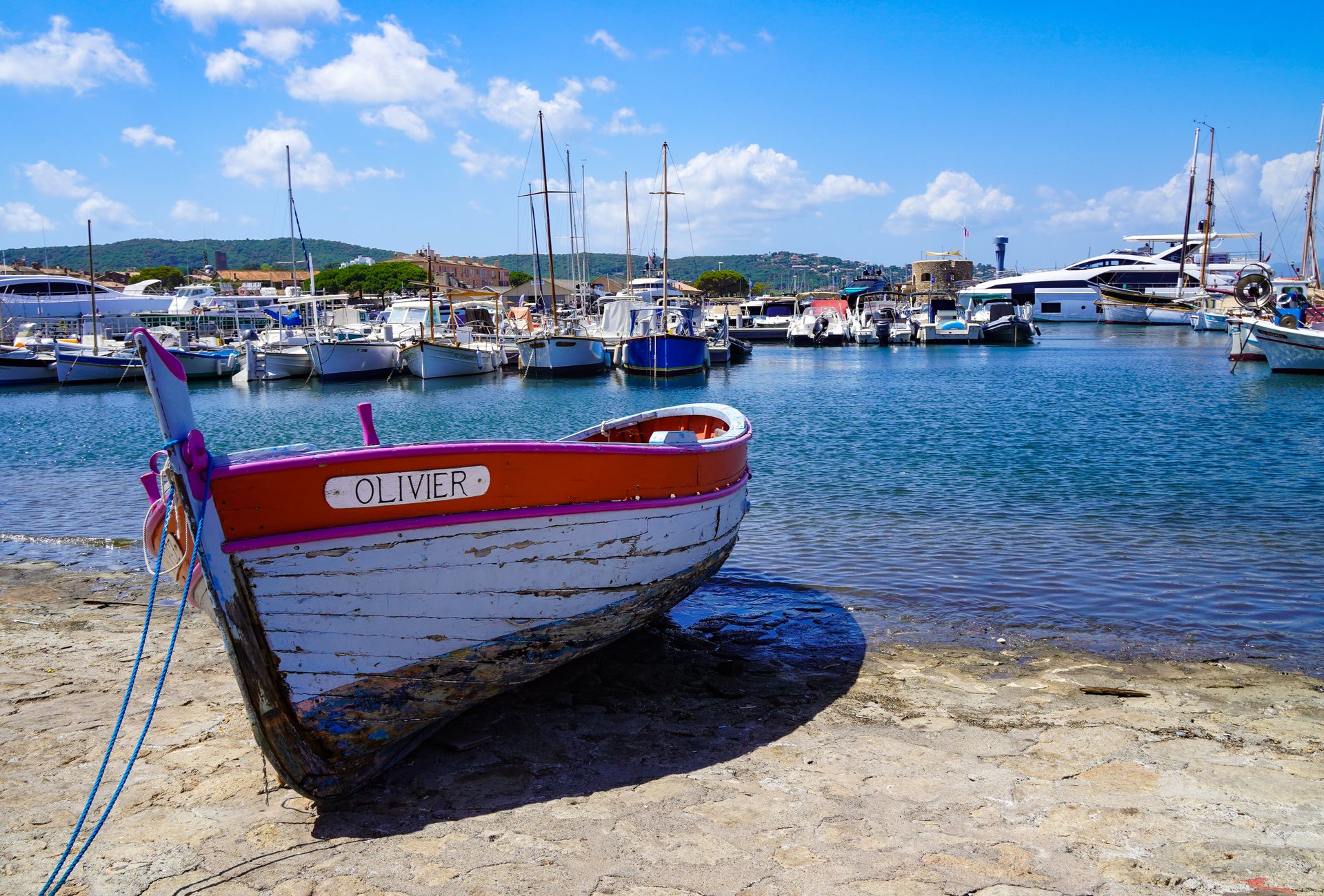 Pointus traditionnels amarrés dans le port de Saint-Tropez