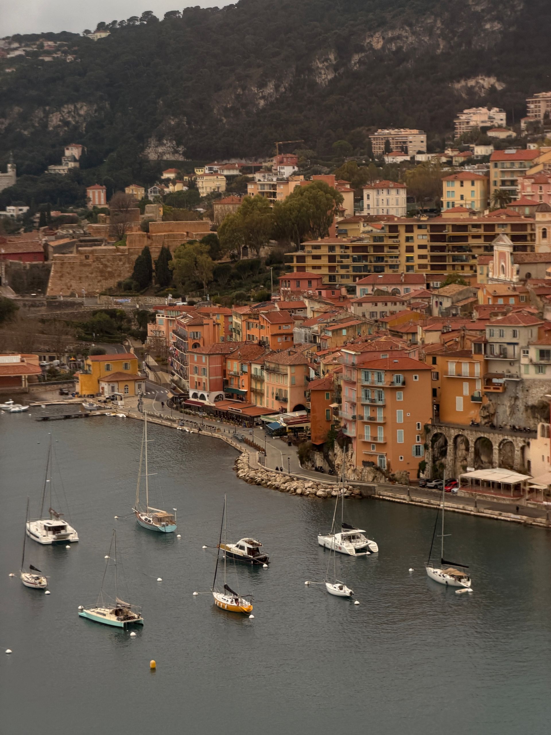Port de Villefranche-sur-Mer et ses maisons colorées